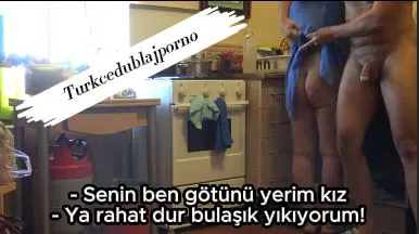 Bulaşık yıkayan manitasına arkadan dayama (Türk Porno)