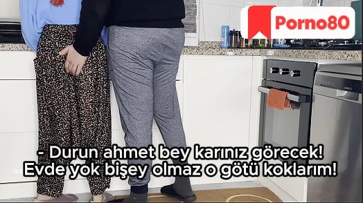 Türbanlı temizlikçi kızı mutfakta sıkıştıran ev sahibi – Türk porno